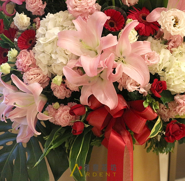 金碧輝煌祝賀高架花柱