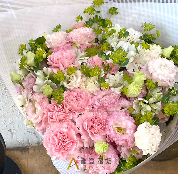 柔粉心語｜粉康乃馨與粉桔梗搭配感謝花束